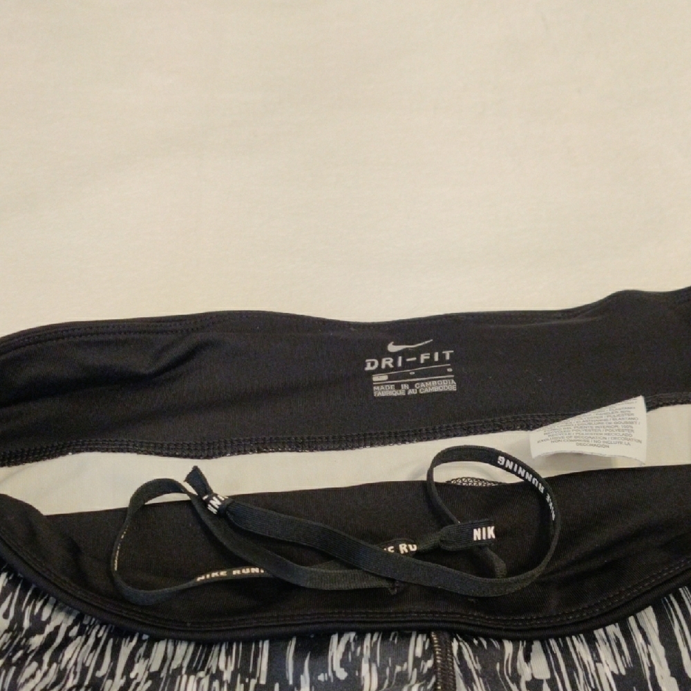 Nike Black and White Patterned Leggings - Picture 6 of 8